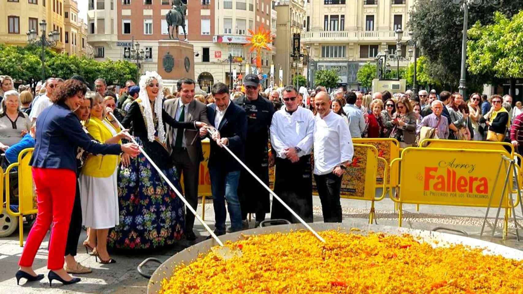 La Bellea del Foc Belén Mora y los alcaldes de Alicante y Córdoba, en la paella gigante.