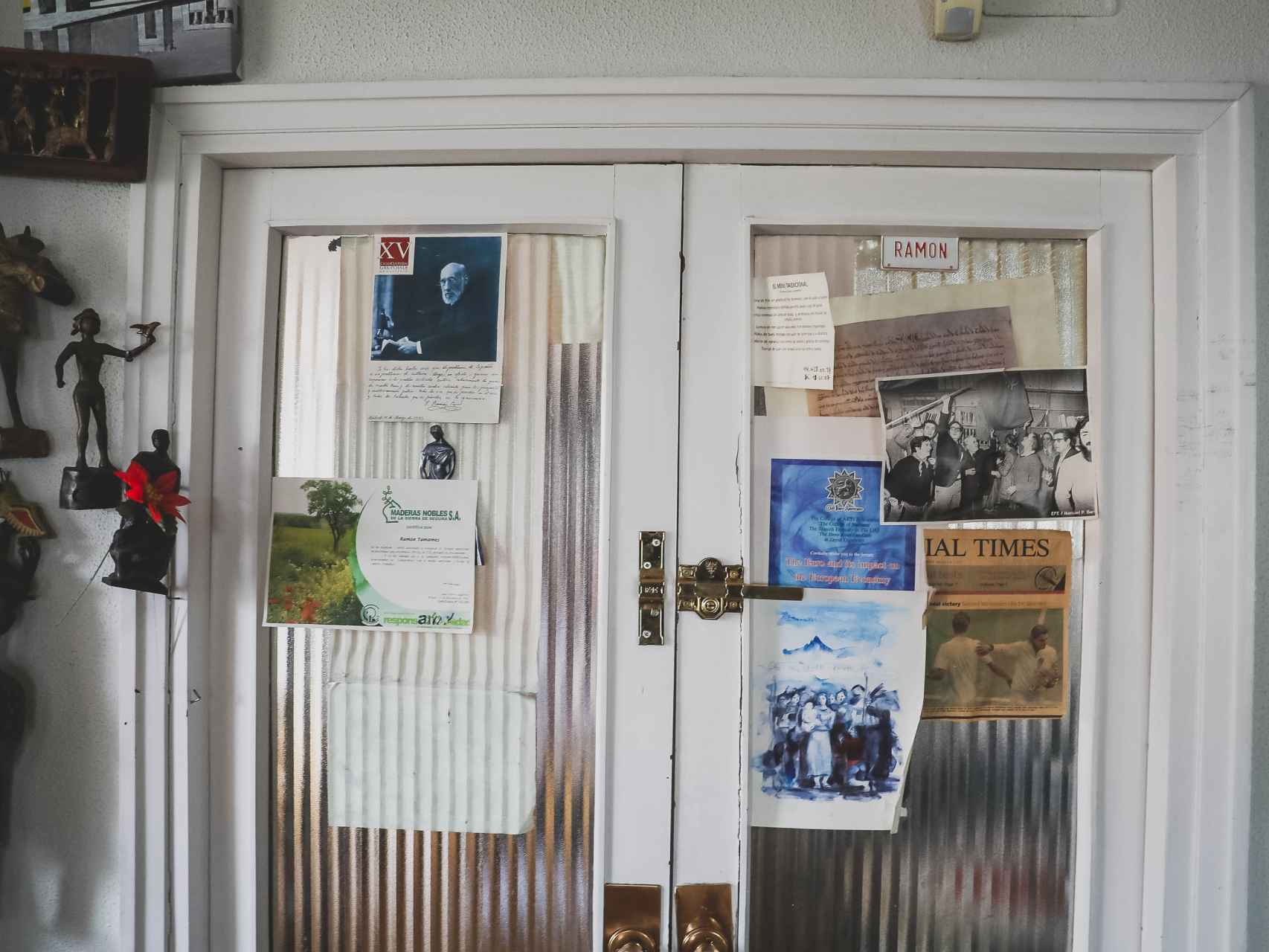 La puerta del despacho de Tamames, con la foto de la legalización del PCE colgada.