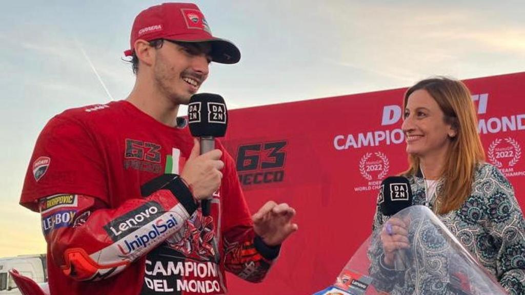 Izaskun Ruiz con Pecco Bagnaia, campeón en 2022 (cedida por Izaskun Ruiz) .