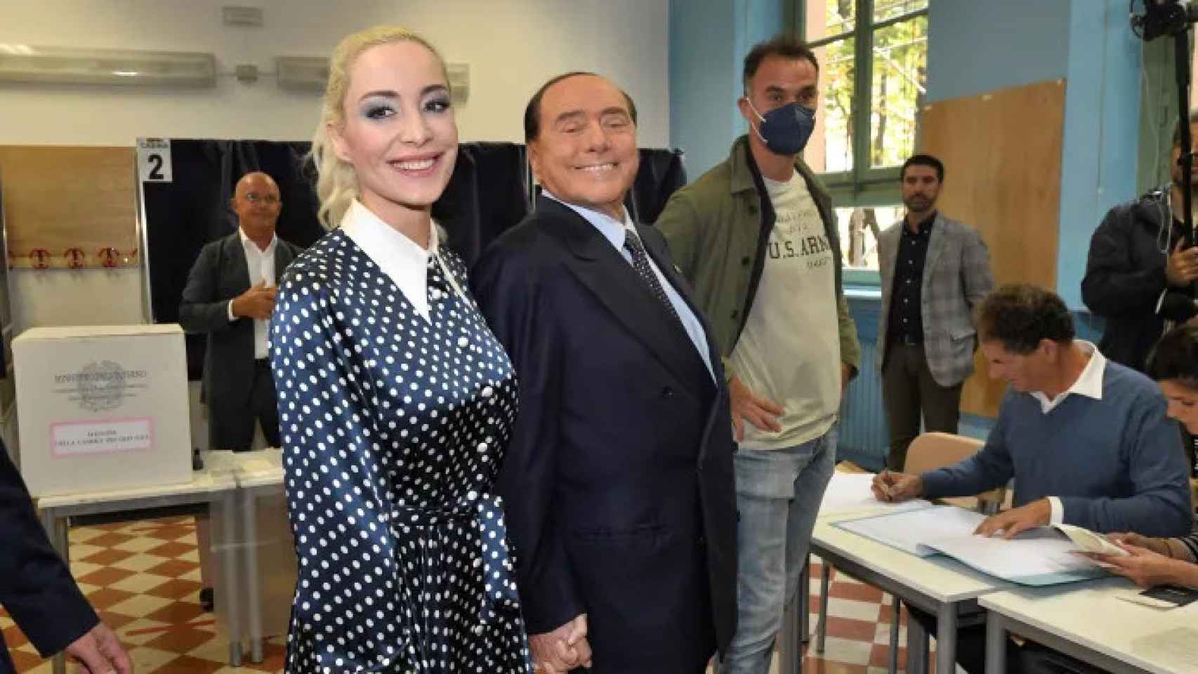Berlusconi, y Marta Fascina en un colegio electoral durante las elecciones legislativas de 2022.