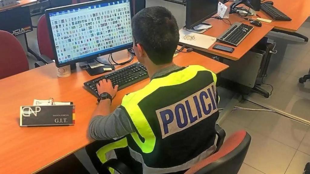 Un agente de la Policía Nacional revisando unos archivos.