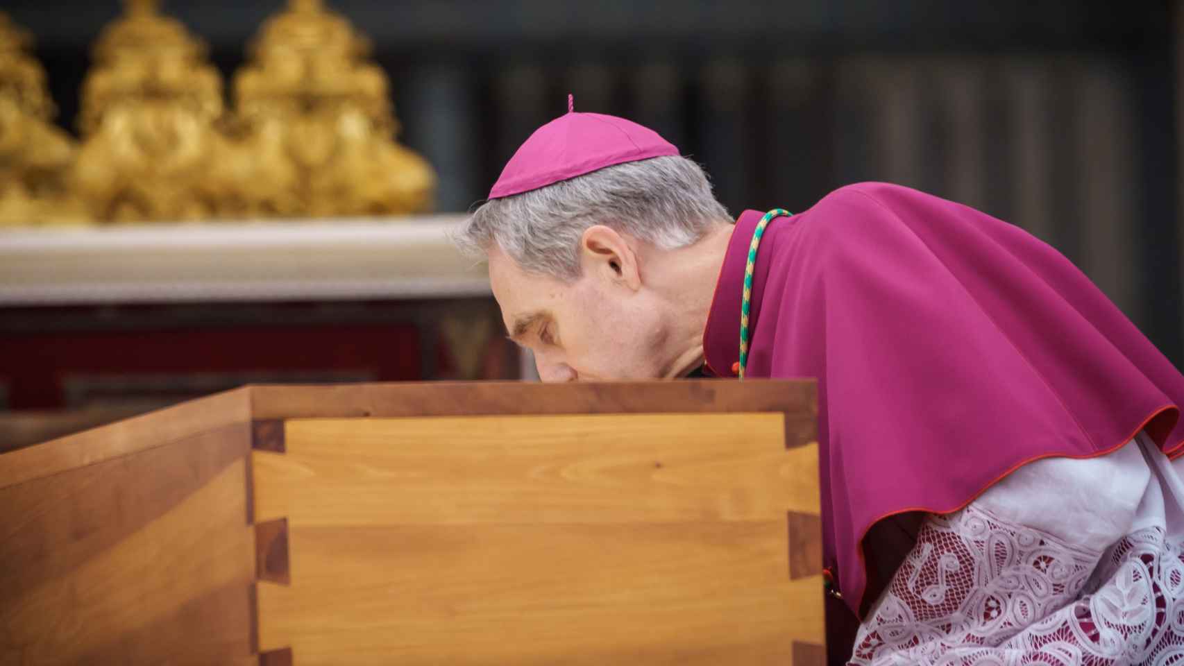 Georg Ganswein despide a Benedicto XVI durante su funeral