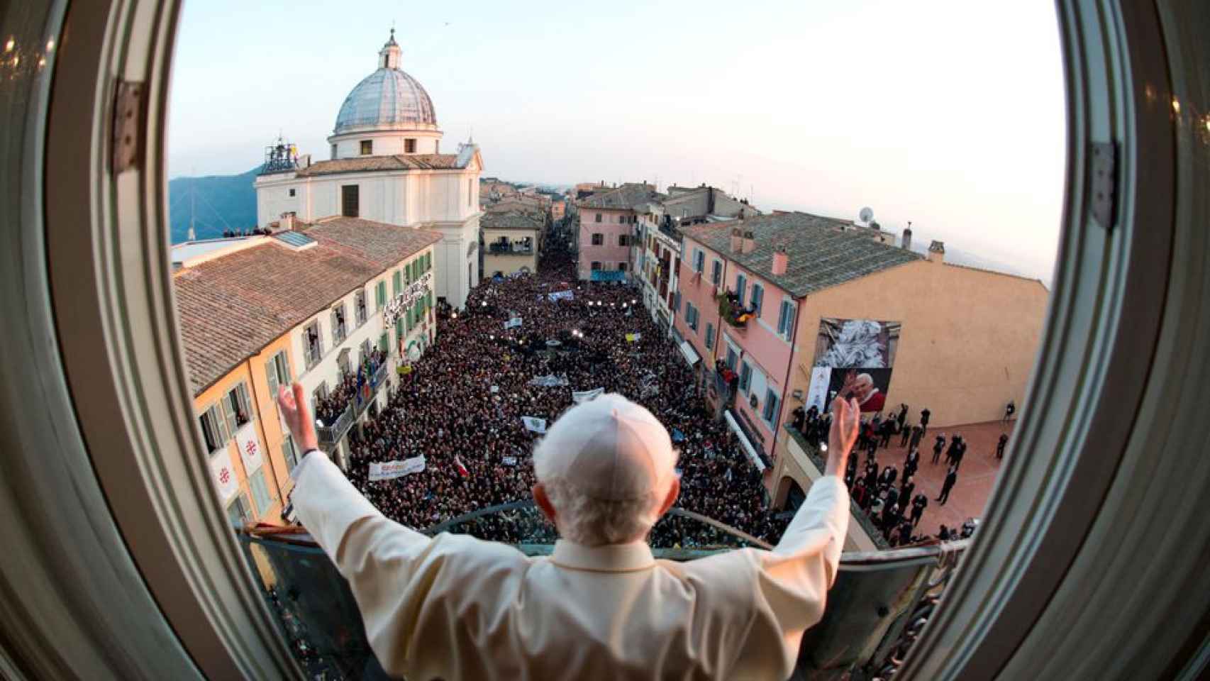 Benedicto XVI saluda a los fieles en Castel Gandolfo