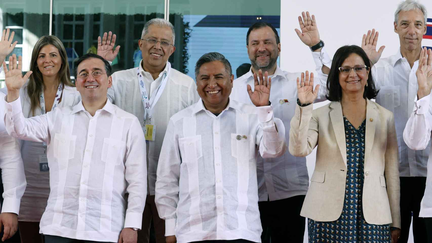 Los ministros de Exteriores de los países participantes saludan en una foto de familia al término de la Cumbre Iberoamericana, el pasado sábado en Santo Domingo (República Dominicana).