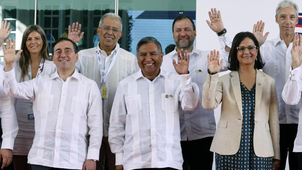 Los ministros de Exteriores de los países participantes saludan en una foto de familia.