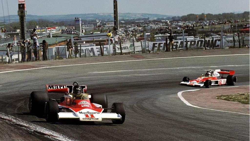 James Hunt a bordo de su McClaren en el circuito del Jarama en 1976.