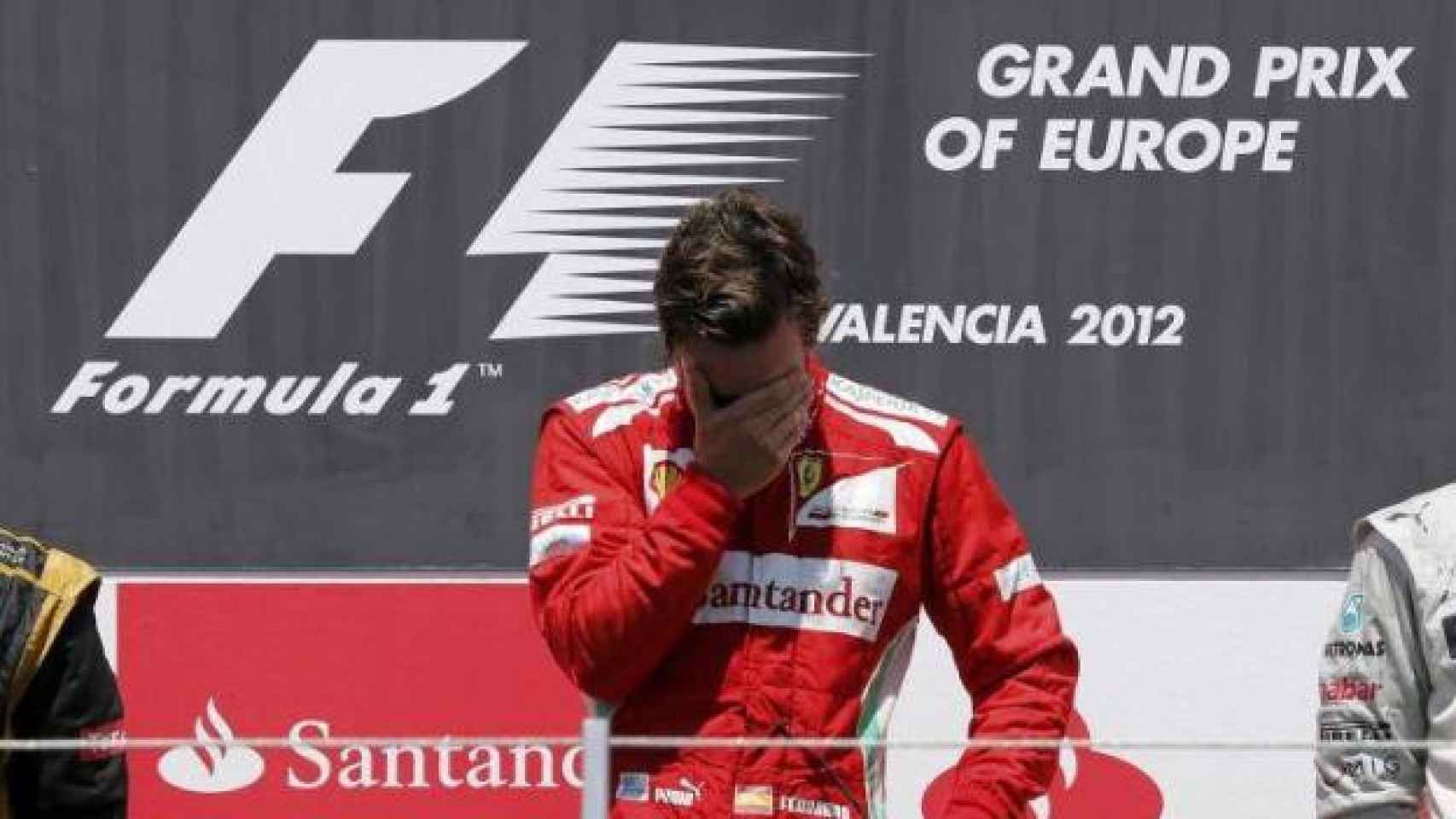 Fernando Alonso, que entonces corría con Ferrari, se emociona en el podio del GP de Europa de 2012.