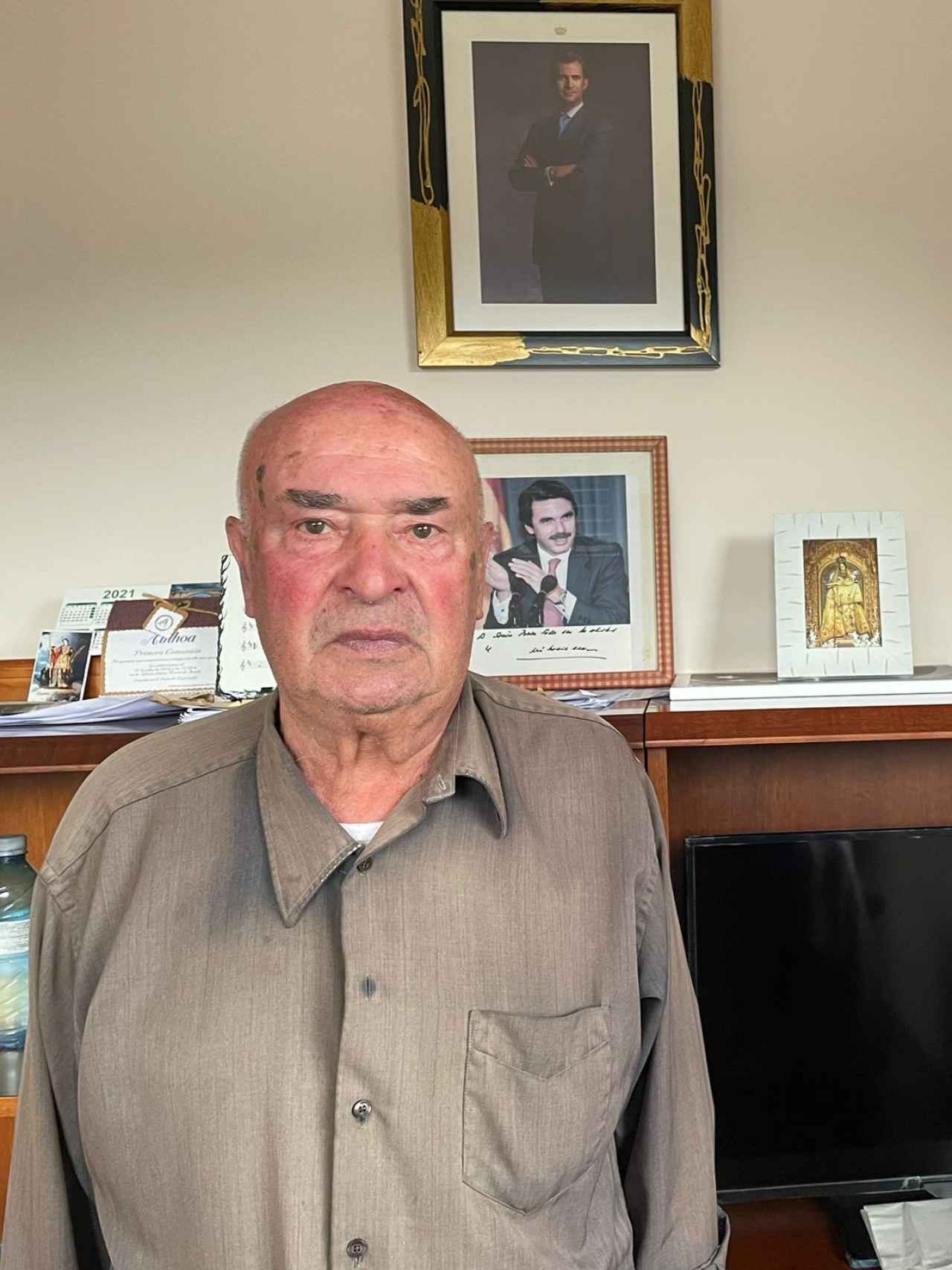 Senén tiene una foto de José María Aznar dedicada en su despacho.