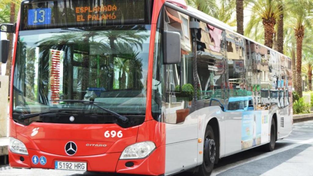 Imagen de archivo de un bus.