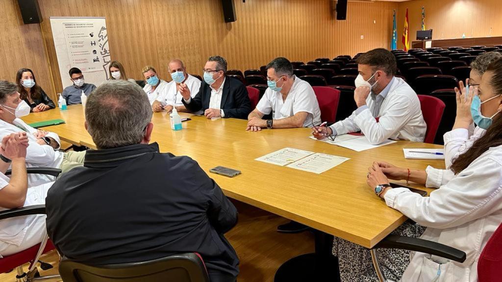 Reunión de los sindicatos del Hospital Marina Baixa con varios alcaldes de la comarca.