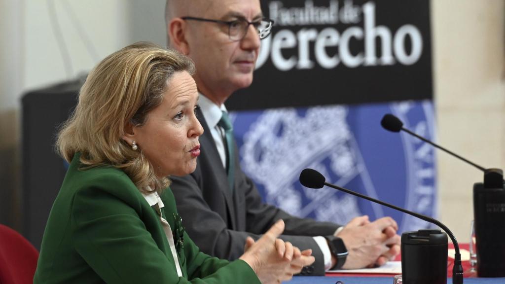 La vicepresidenta del Gobierno, Nadia Calviño, durante su intervención en la Universidad de Burgos, este viernes.