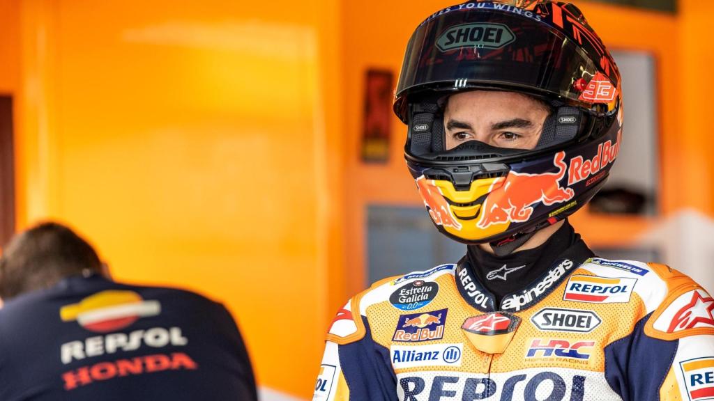 Marc Márquez en el garaje de Honda tras una sesión de entrenamientos