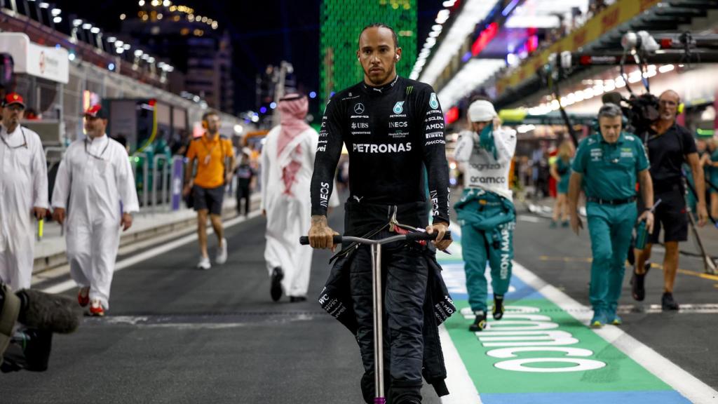 Lewis Hamilton, en el paddock del Gran Premio de Arabia Saudí