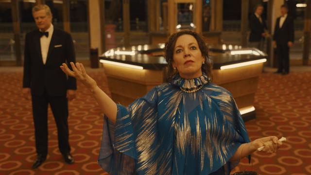 Olivia Colman y (detrás) Colin Firth en 'El imperio de la luz'