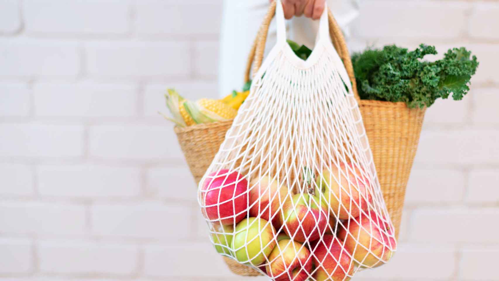Imagen de archivo de malla de tela con frutas y verduras.