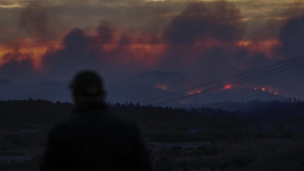 Vista general del incendio forestal declarado en el término municipal de Villanueva de Viver.