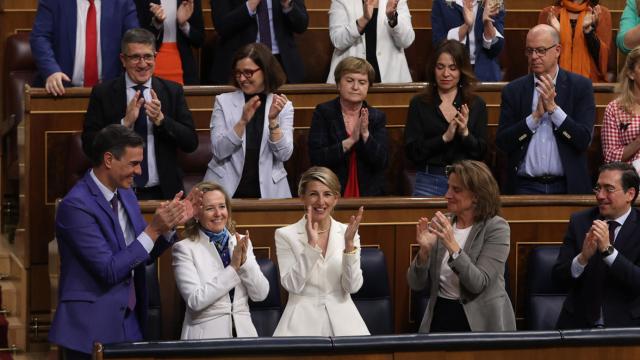 La bancada socialista y el Gobierno aplauden a la vicepresidenta segunda, Yolanda Díaz, tras su discurso durante la moción de censura.