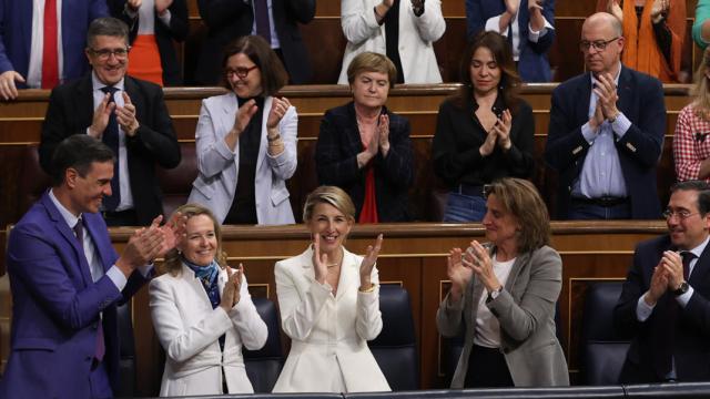 La bancada socialista y el Gobierno aplauden a la vicepresidenta segunda, Yolanda Díaz, tras su discurso durante la moción de censura.