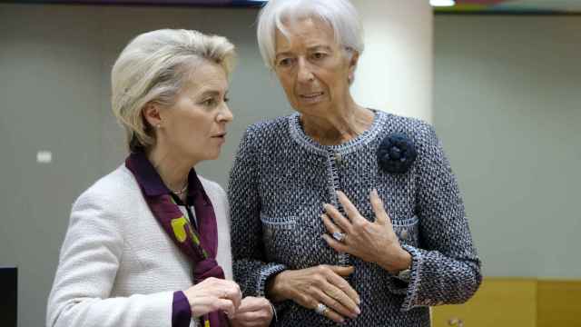 La presidenta del BCE, Christine Lagarde, conversa con Ursula von der Leyen.