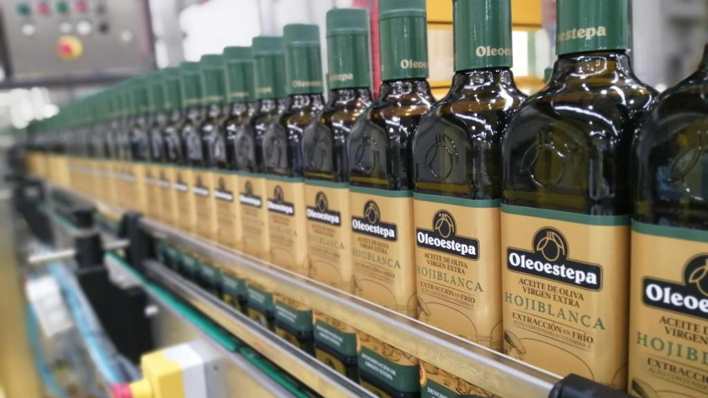 Línea de envasado de aceite de oliva en una planta de la empresa.