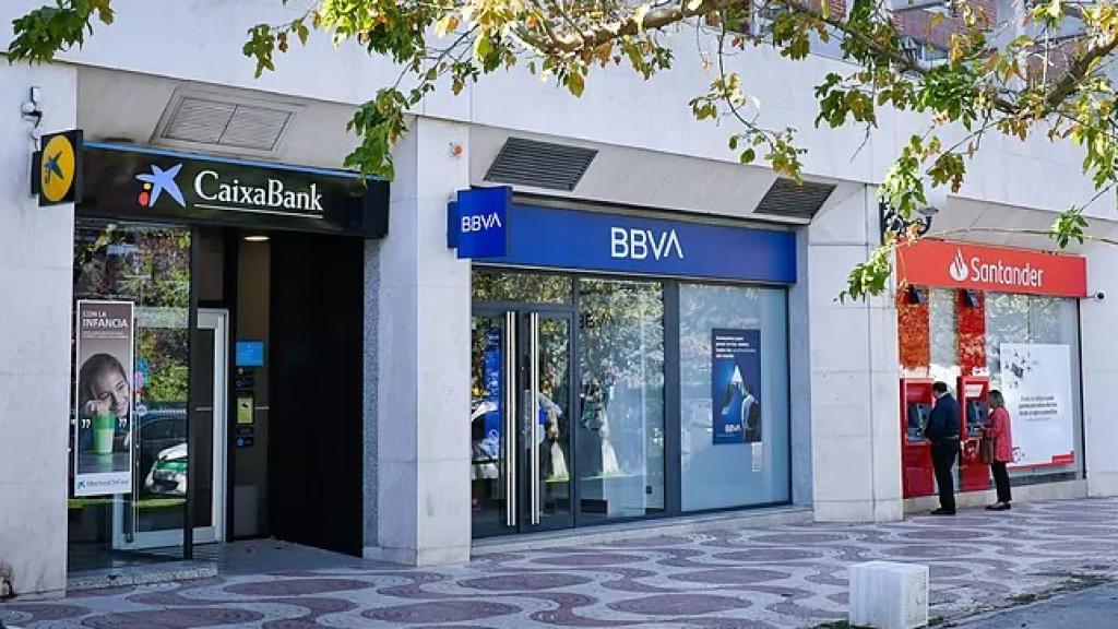 Unas oficinas de CaixaBank, BBVA y Banco Santander.