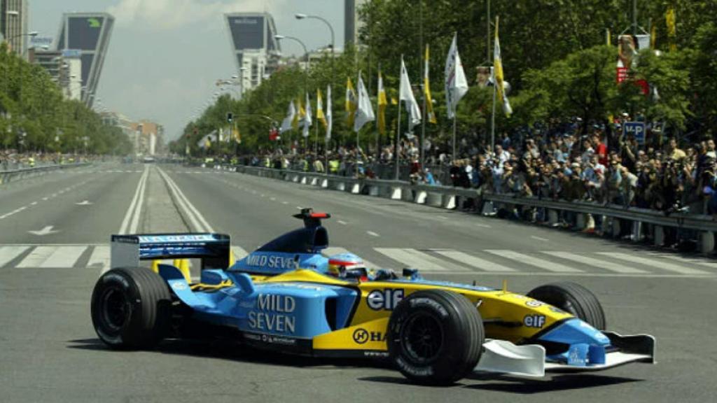 Fernando Alonso a bordo del Renault con el que ganó dos campeonatos de F1, en una exhibición en el Paseo de la Castellana de Madrid.