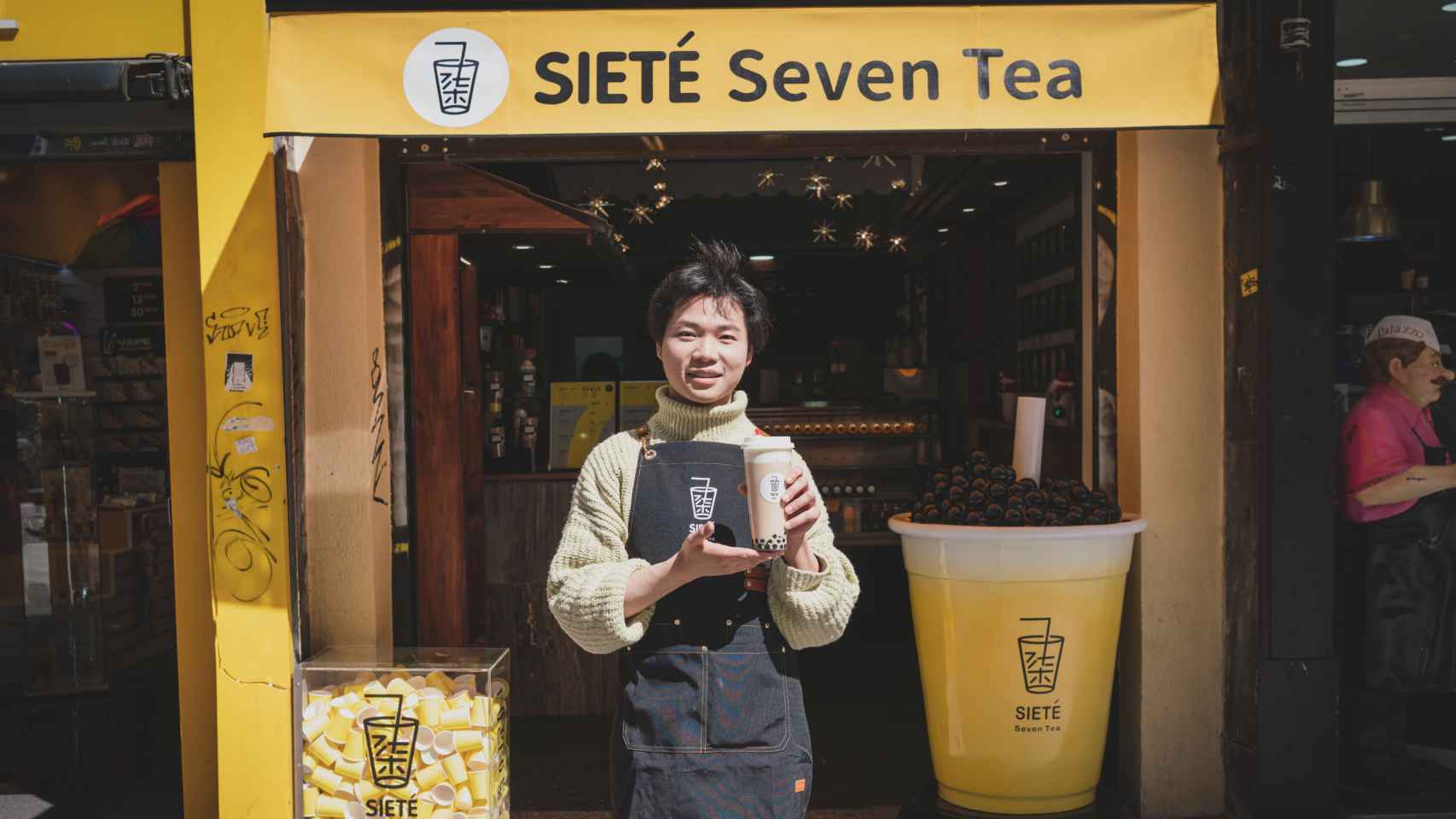 El dueño, Valentín Li, en la entrada de SIETÉ Seven Tea en Gran Vía