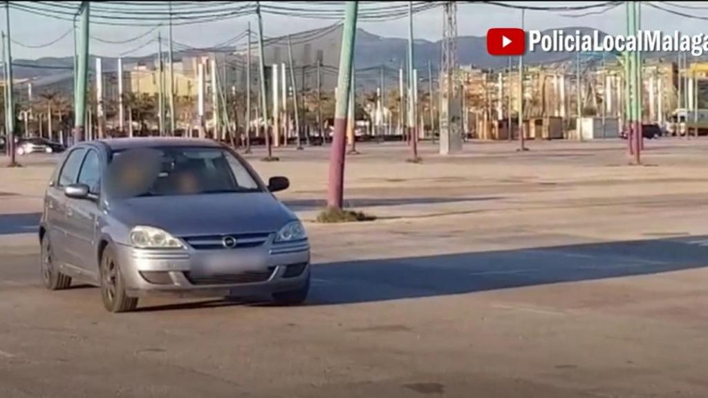 Imagen del padre junto al menor al volante.