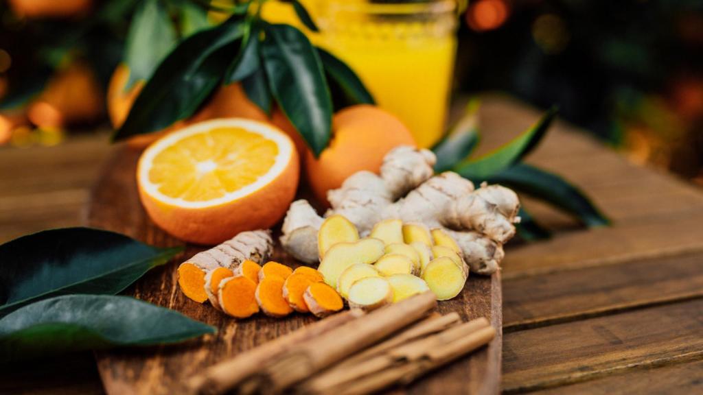 Raíz de cúrcuma y jengibre con palitos de canela y jugo de naranja recién exprimido de naranja. Fuente: iStock.