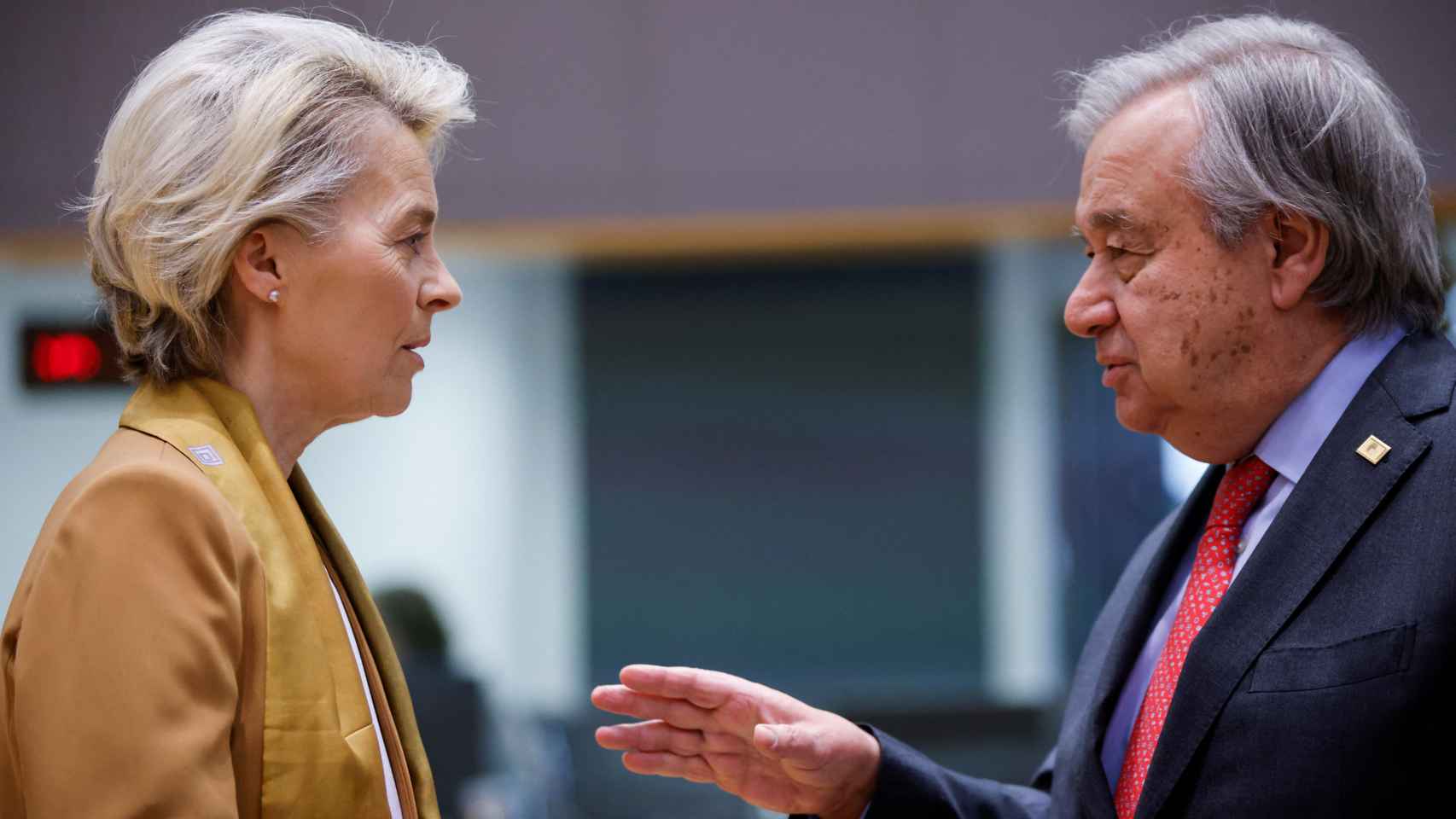 Ursula von der Leyen, presidenta de la Comisión Europea, charla con António Guterres, secretario general de la ONU.