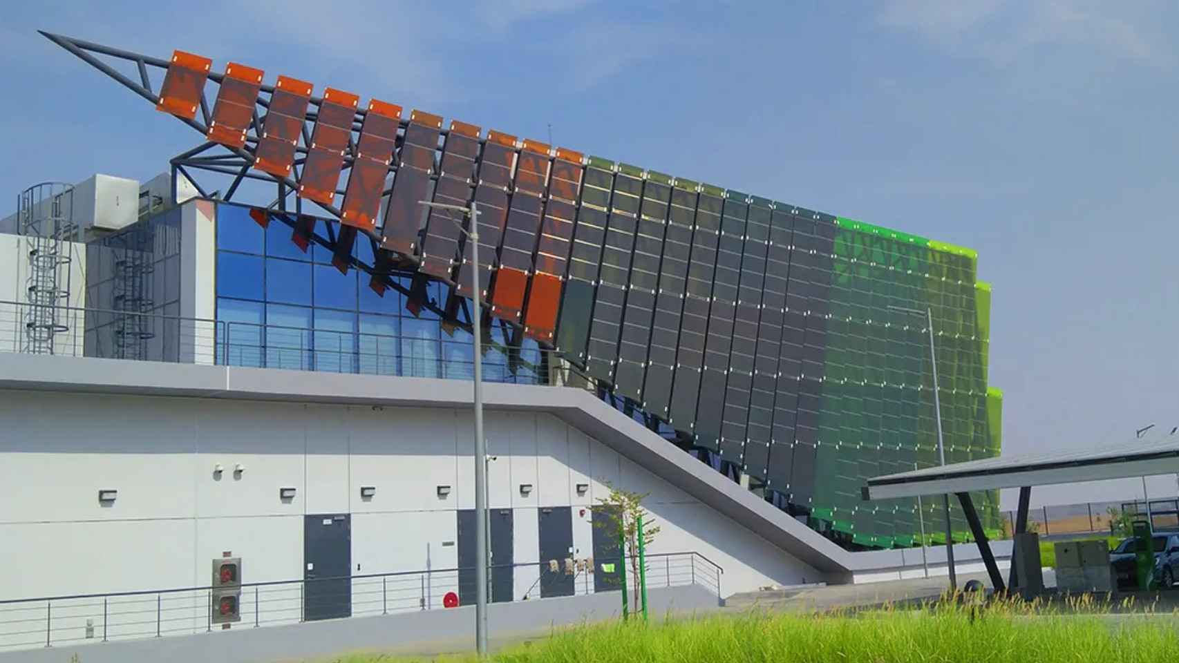 Sistema de fachada fotovoltaica con vidrio amorfo en el edificio DEWA (Dubái)