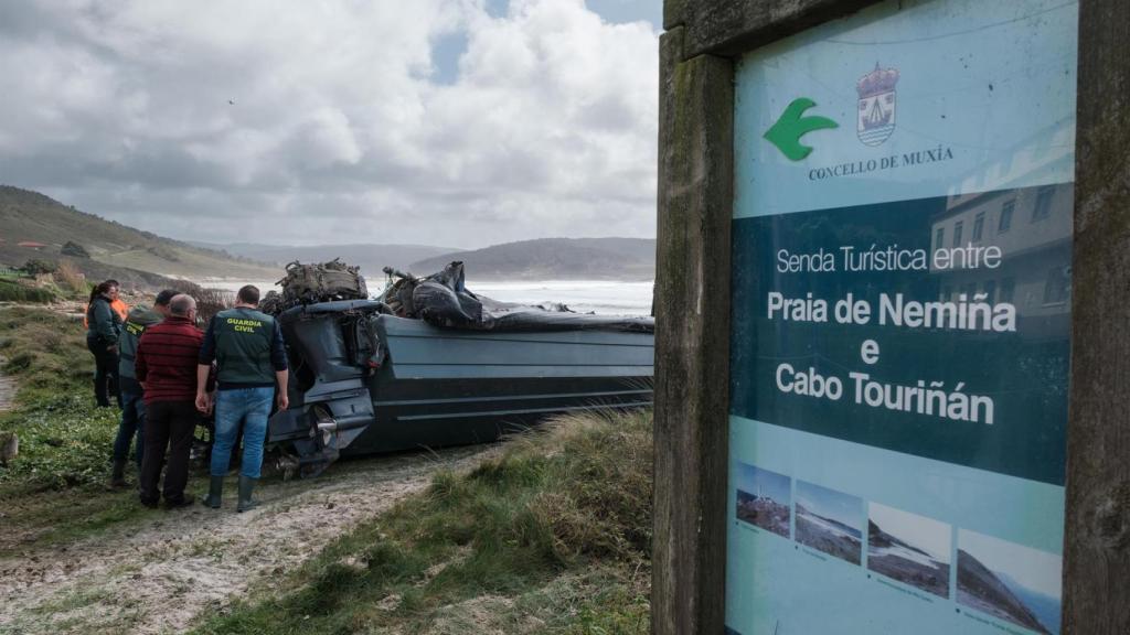 Retiran la planeadora varada en la playa de Nemiña, en Muxía (A Coruña)