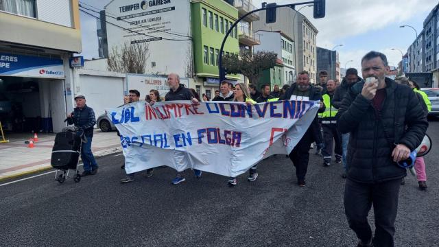 Trabajadores a su paso por la carretera de Castilla