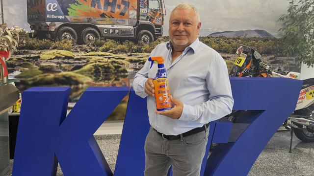 Josep Maria Lloreda, actual dueño de KH7, sujetando una botella del quitagrasas en sus instalaciones.