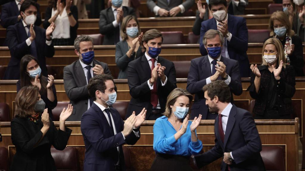 La bancada popular aplaude a Pablo Casado tras intervenir en el Congreso, en noviembre de 2021.