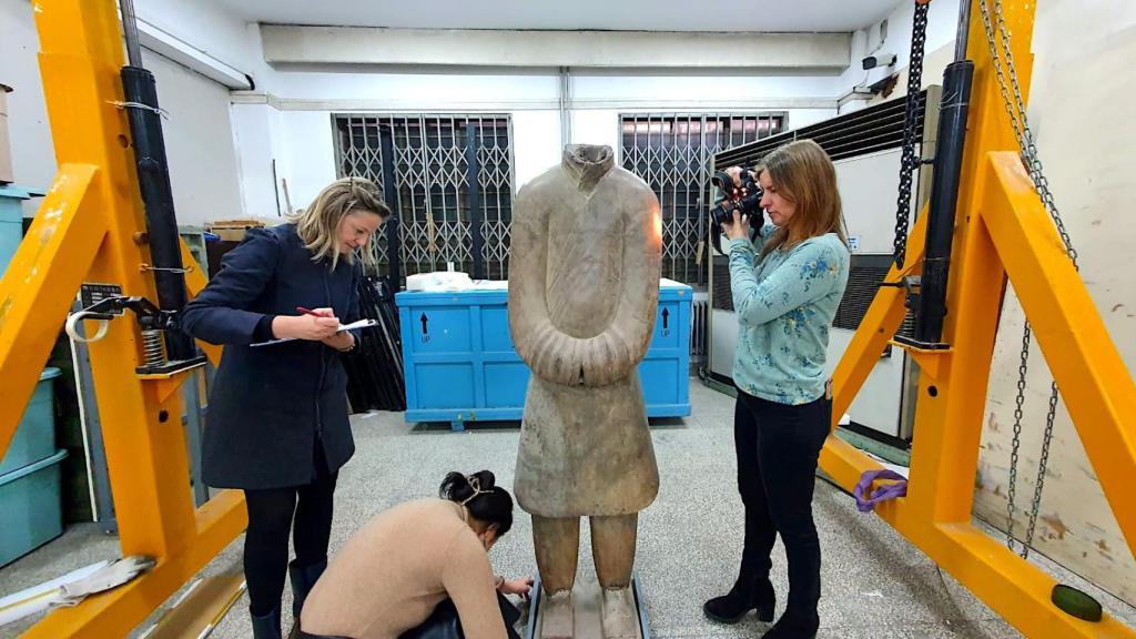 Teresa Ximénez y Silvia Roca durante el chequeo en China a uno de los guerreros de Xi'an.