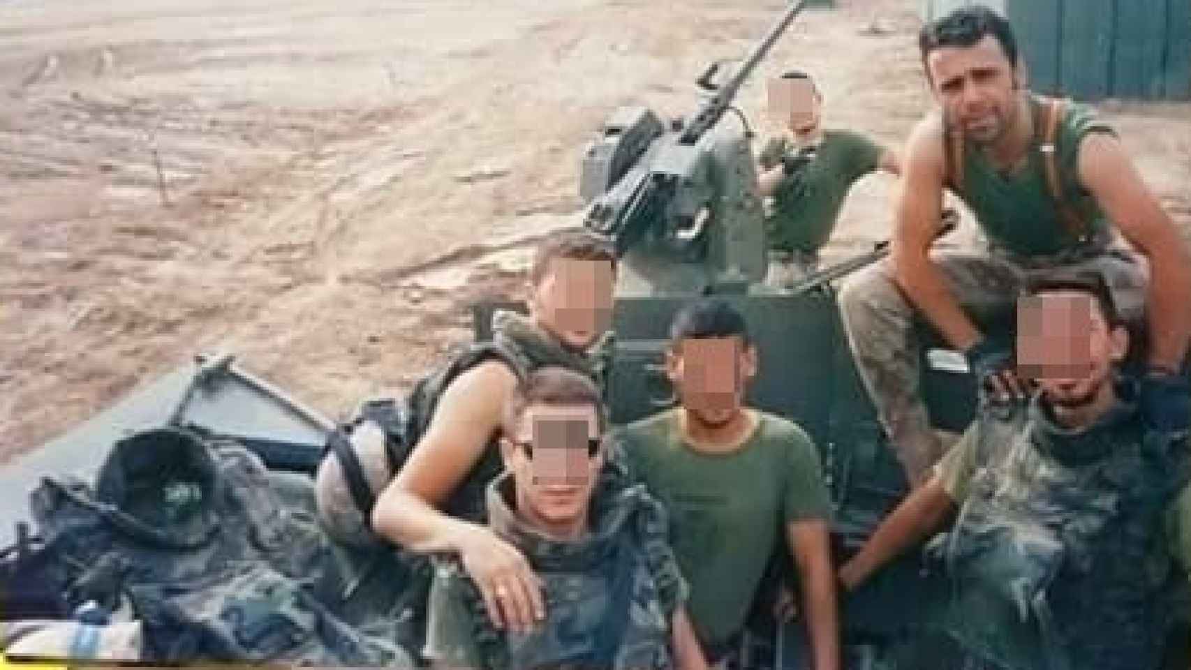 Nandy (arriba a la derecha) con varios compañeros en Irak, 2004.