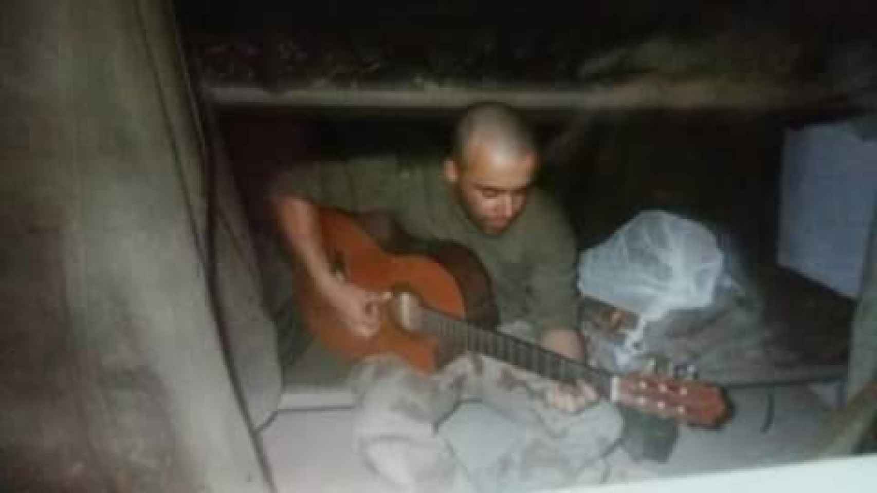 Nandy tocando la guitarra durante un momento de descanso en Irak.
