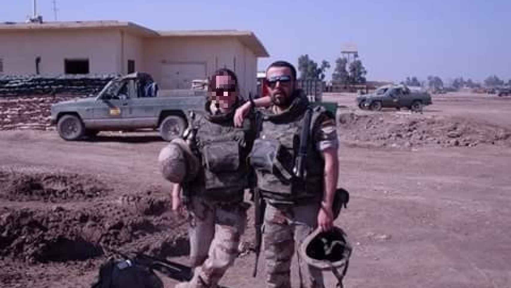 Nandy junto a una compañera en Irak.