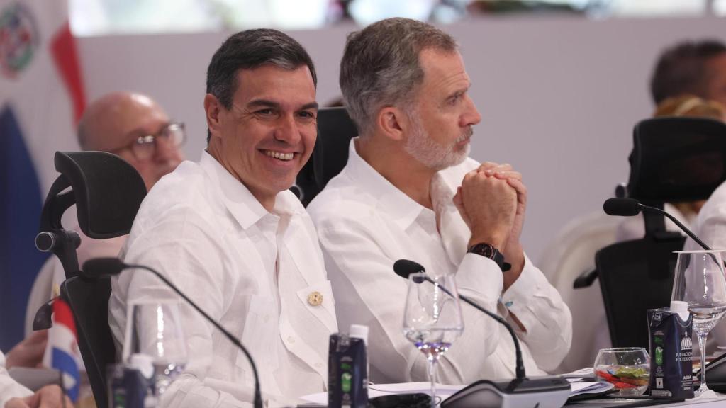 Pedro Sánchez y el rey Felipe VI, en la cumbre Iberoamericana de Santo Domingo.