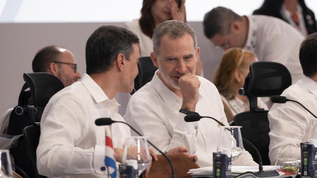 Pedro Sánchez  y el Rey de España Felipe VI, durante una sesión plenaria en la XXVIII Cumbre Iberoamericana de Jefes de Estado y de Gobierno.