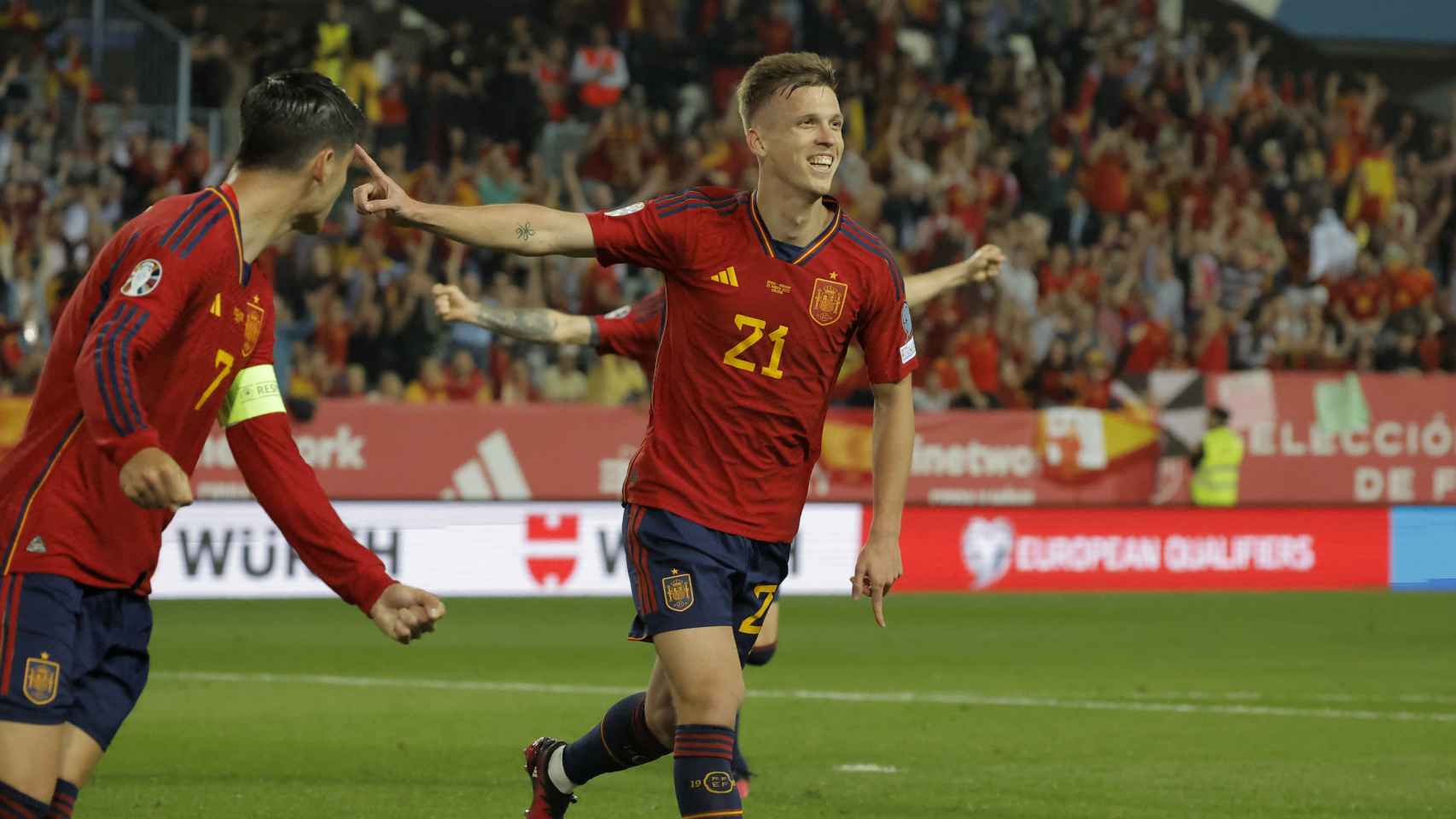 Dani Olmo celebra el gol de España contra Noruega.