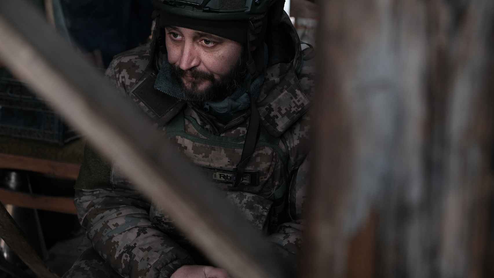Skif, miembro del Ejército de Voluntarios desde hace 9 meses, en su puesto dentro de una trinchera del Dombás.