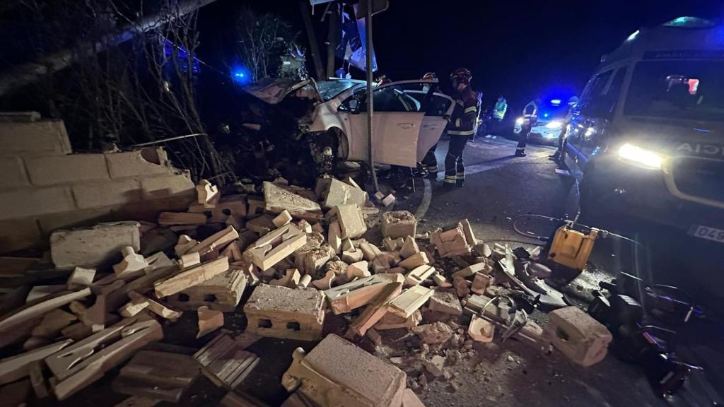 Espectactular accidente en la urbanización Las Lomas de León