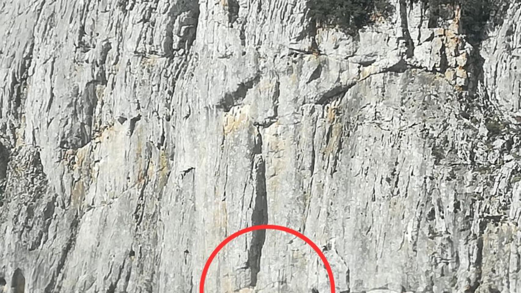 Imagen del rescate del escalador, este sábado en Pola de Gordón (León).