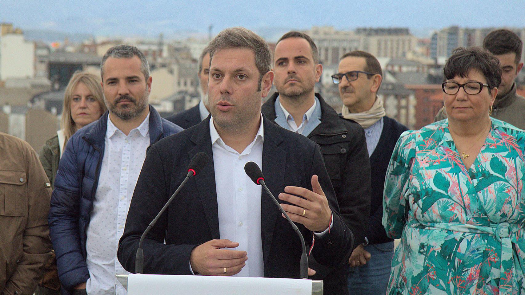 El candidato de Coalición por El Bierzo a la alcaldía de Ponferrada, Iván Alonso, durante la rueda de prensa de este sábado.