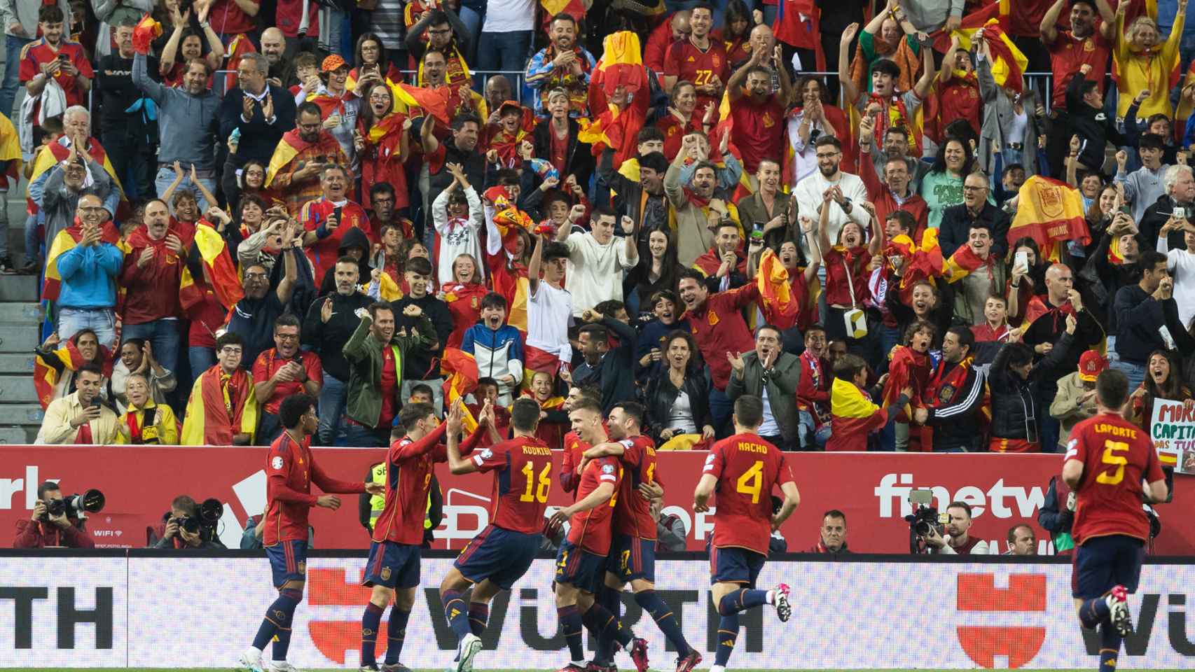 Los jugadores de la Selección española celebran un gol en La Rosaleda