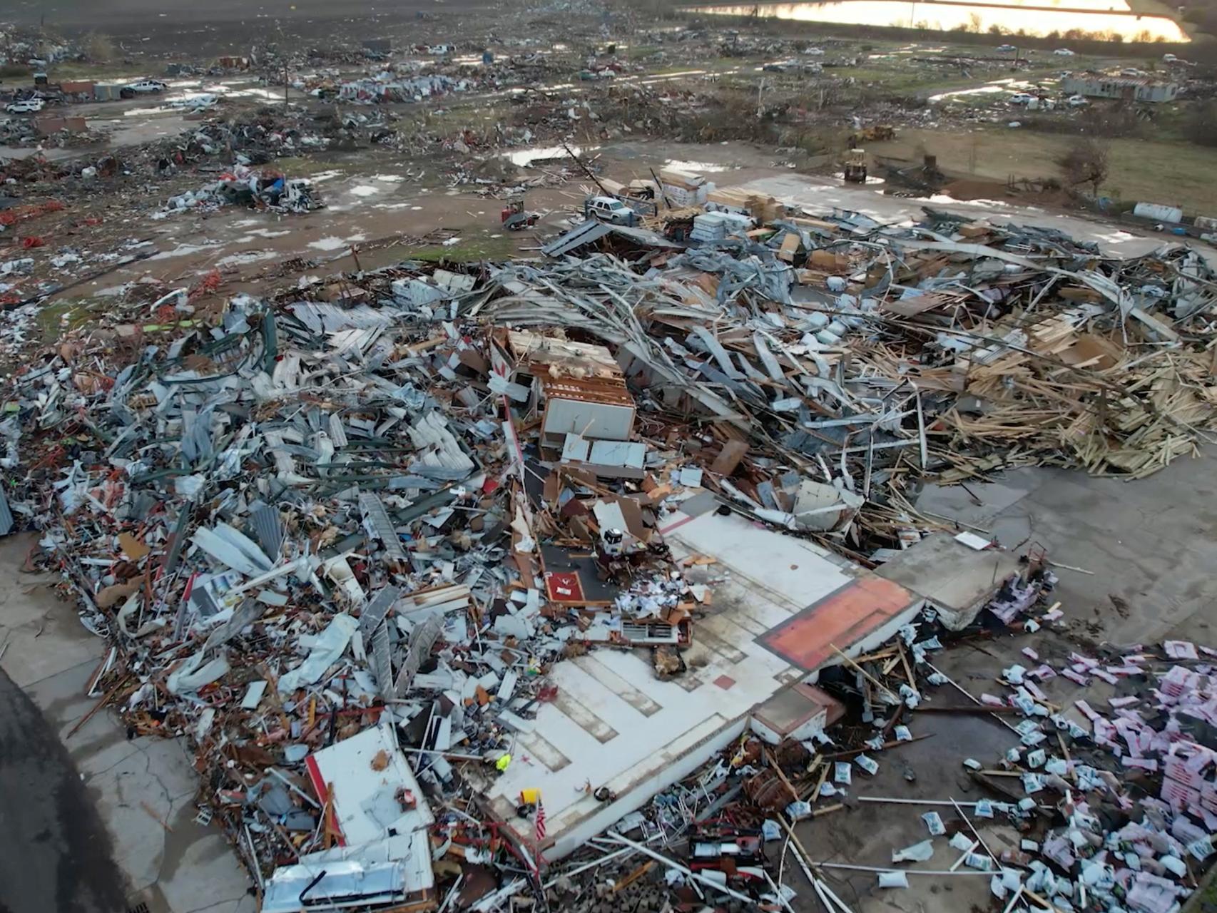 Un tornado mata a 26 personas y deja decenas de desaparecidos en EEUU: 