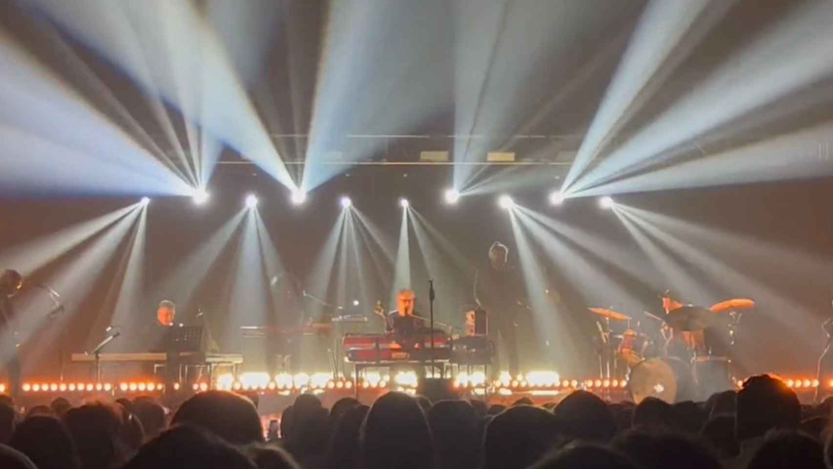 Iván Ferreiro durante el concierto en el Palacio de Congresos de Santiago.