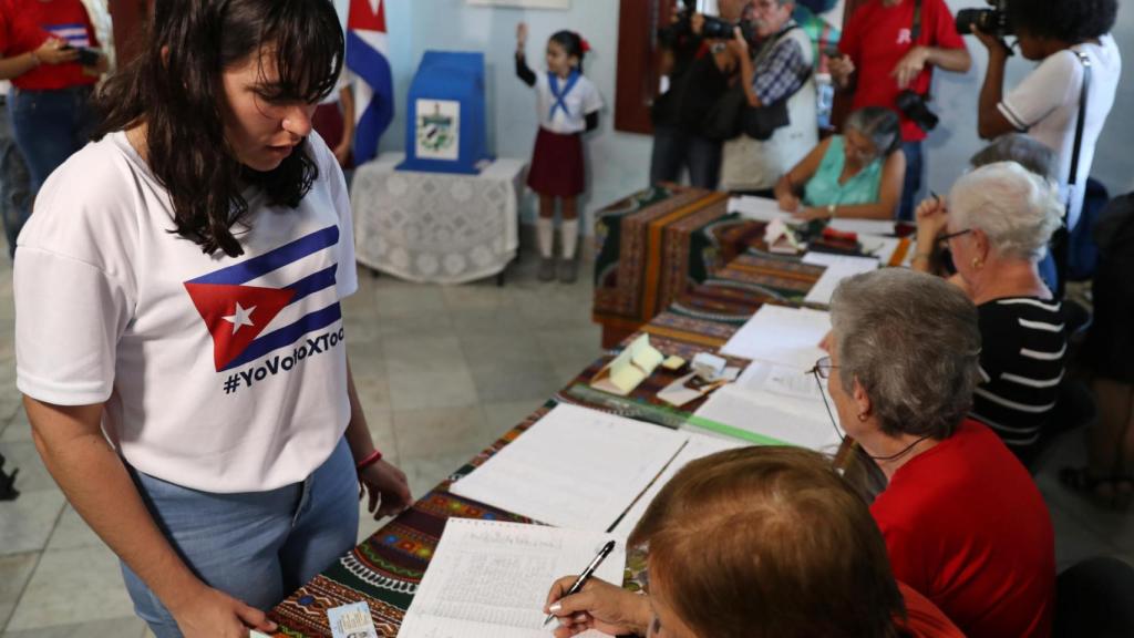 Una mujer vota en un colegio de La Habana para los comicios de la ANPP.